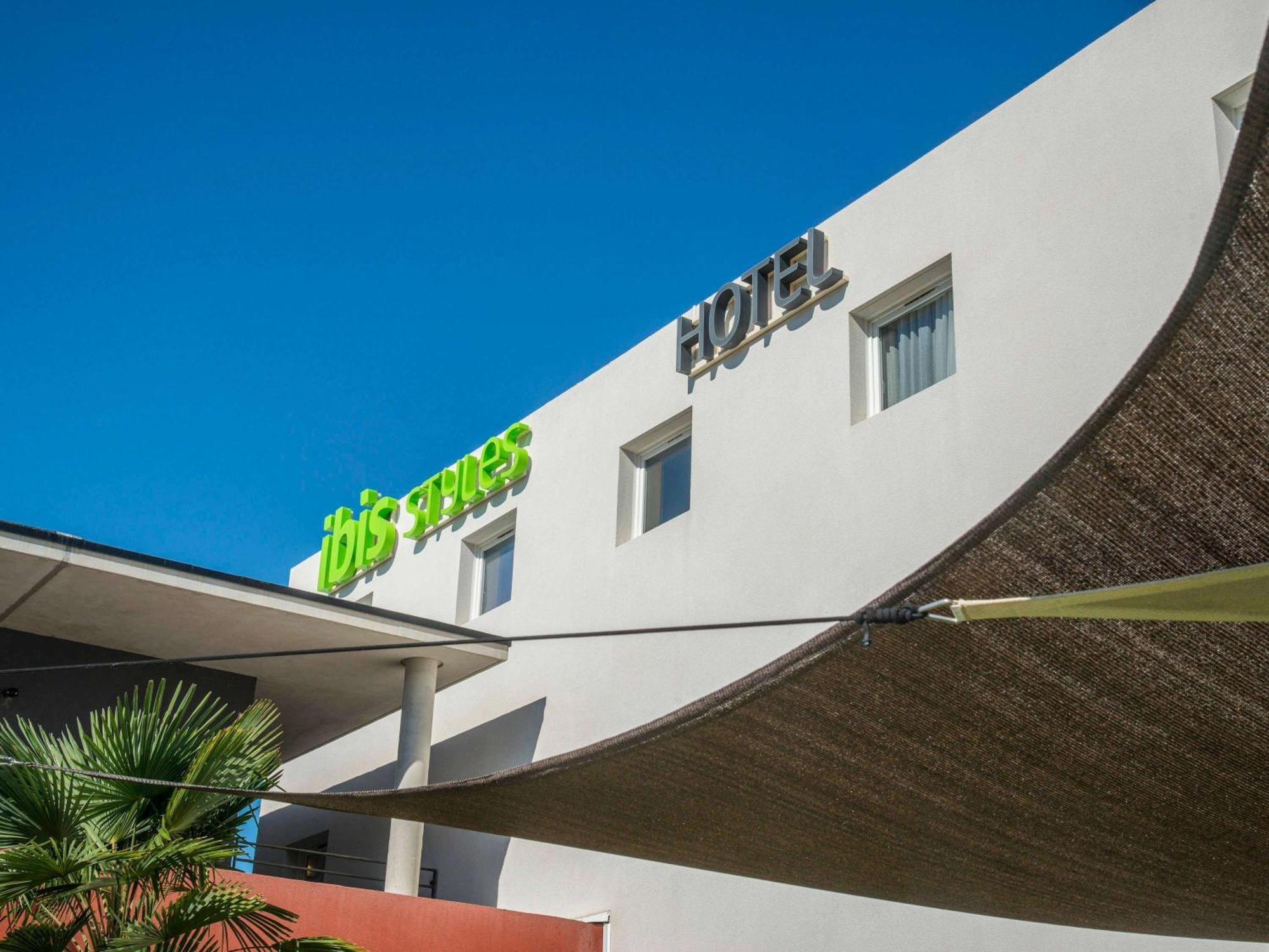 Ibis Styles Pertuis Portes Du Luberon Exterior foto