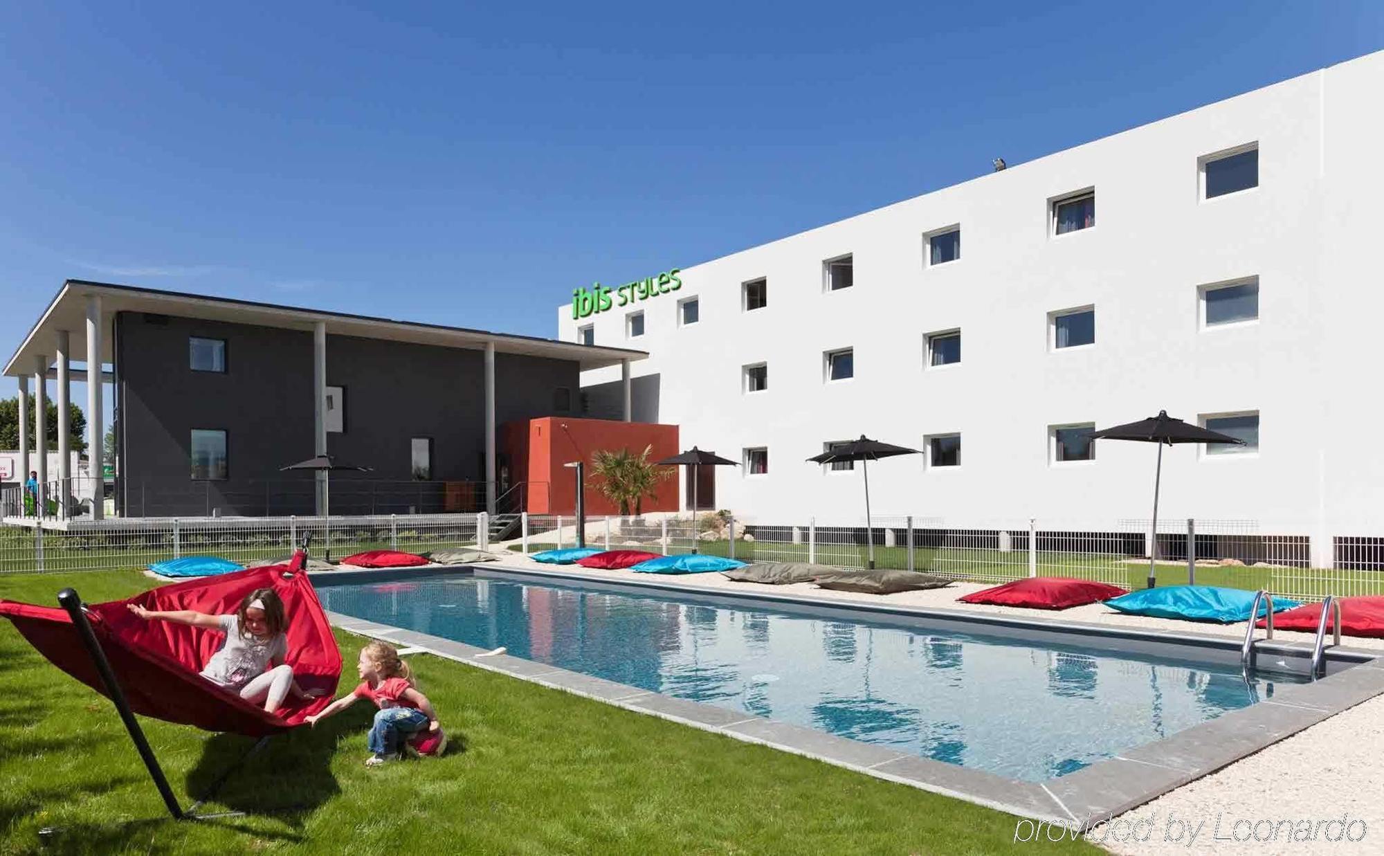 Ibis Styles Pertuis Portes Du Luberon Exterior foto